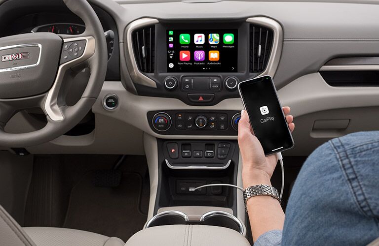 2019 GMC Terrain infotainment screen and Apple CarPlay