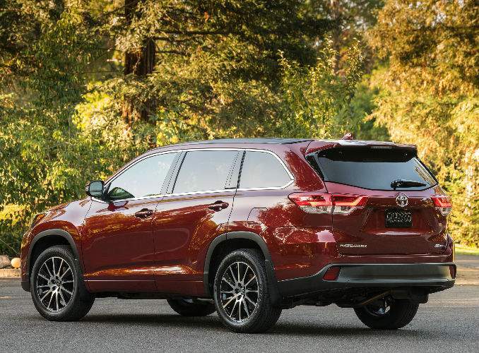 2018 Toyota Highlander Vs 2017 Rear End And Side View Of The 2018 Toyota Highlnader In Red