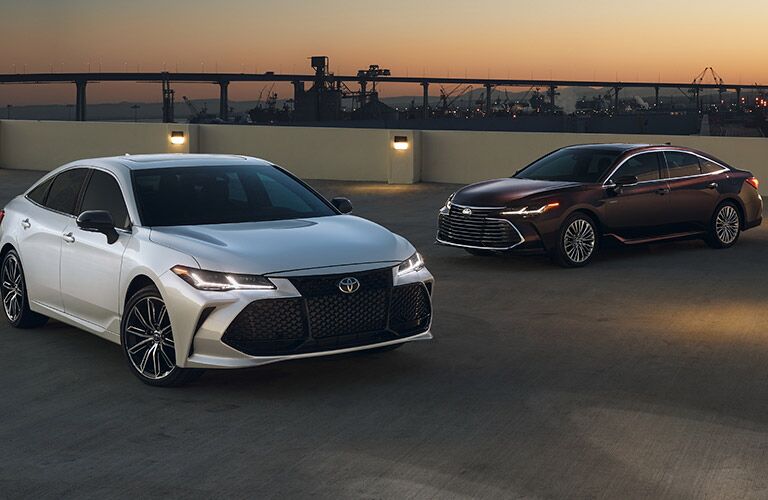 2019 Toyota Avalon in White and Black Paint Colors