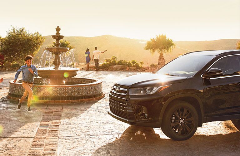 Side View of Black 2019 Toyota Highlander