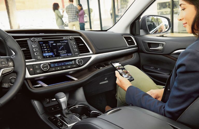 2019 Toyota Highlander Front Cabin with Passenger in Seat