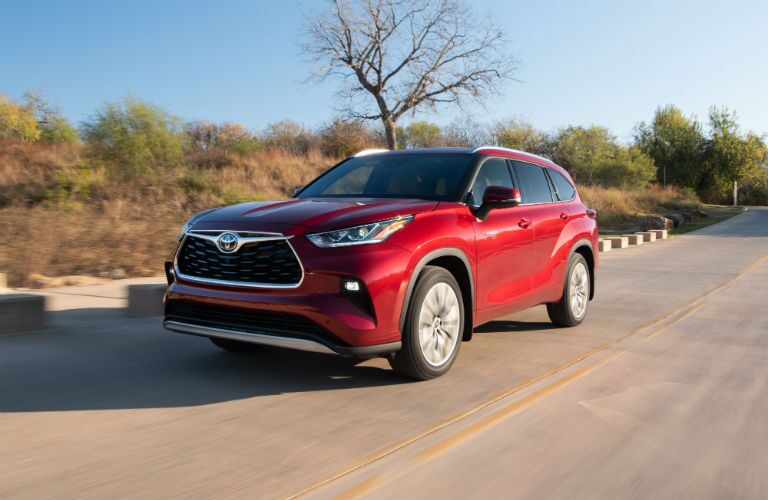 A front left quarter photo of the 2020 Toyota Highlander Hybrid on the road.