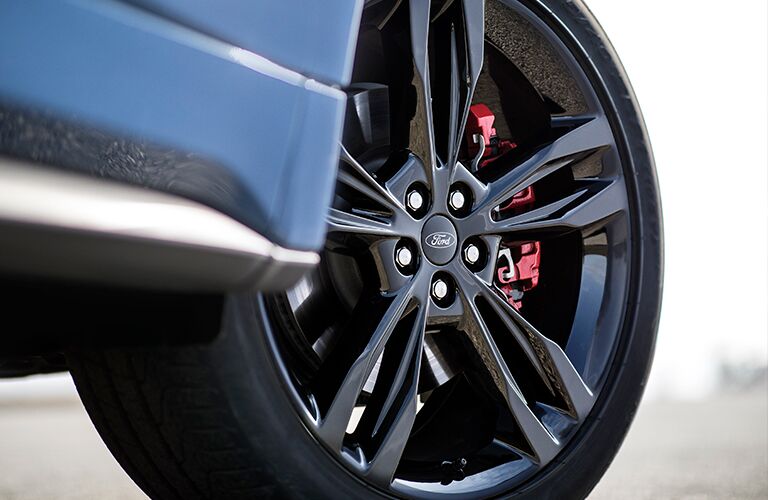 Closeup of wheel on 2019 Ford Edge