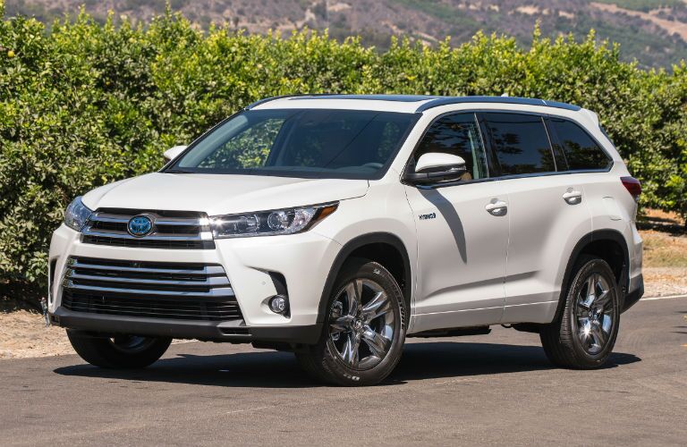 2018 Toyota Highlander Hybrid Exterior Driver Side Front Angle
