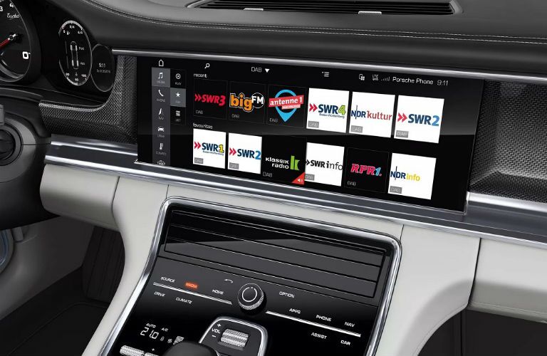 radio close up in 2019 porsche panamera