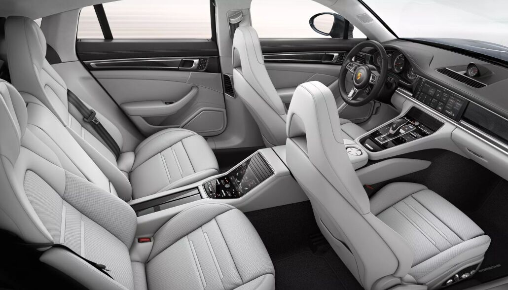The spacious interior of the 2019 Porsche Panamera