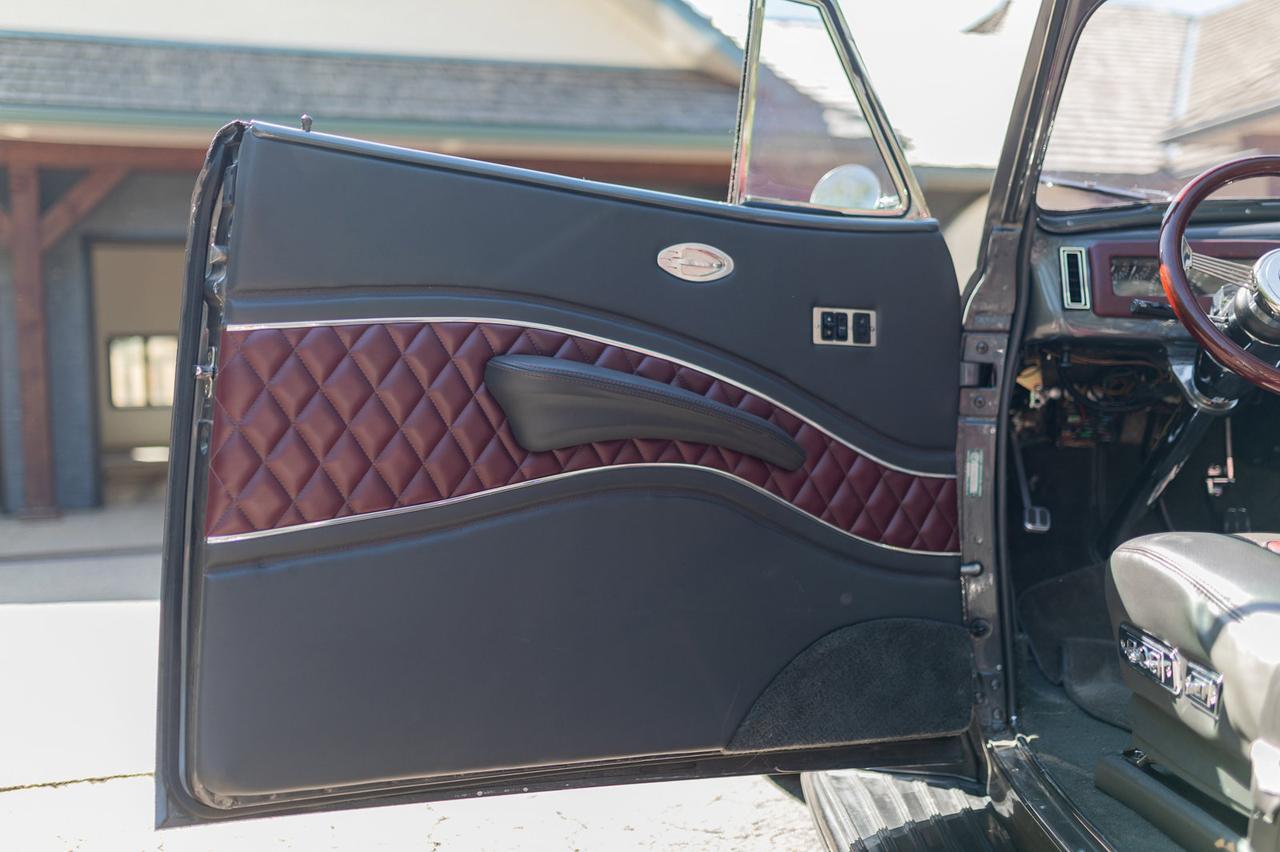 1940 Chevrolet Special Deluxe Cabriolet Custom Red Deer AB