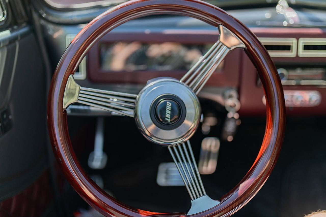 1940 Chevrolet Special Deluxe Cabriolet Custom Red Deer AB