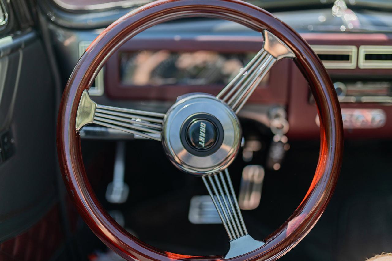 1940 Chevrolet Special Deluxe Cabriolet Custom Red Deer AB