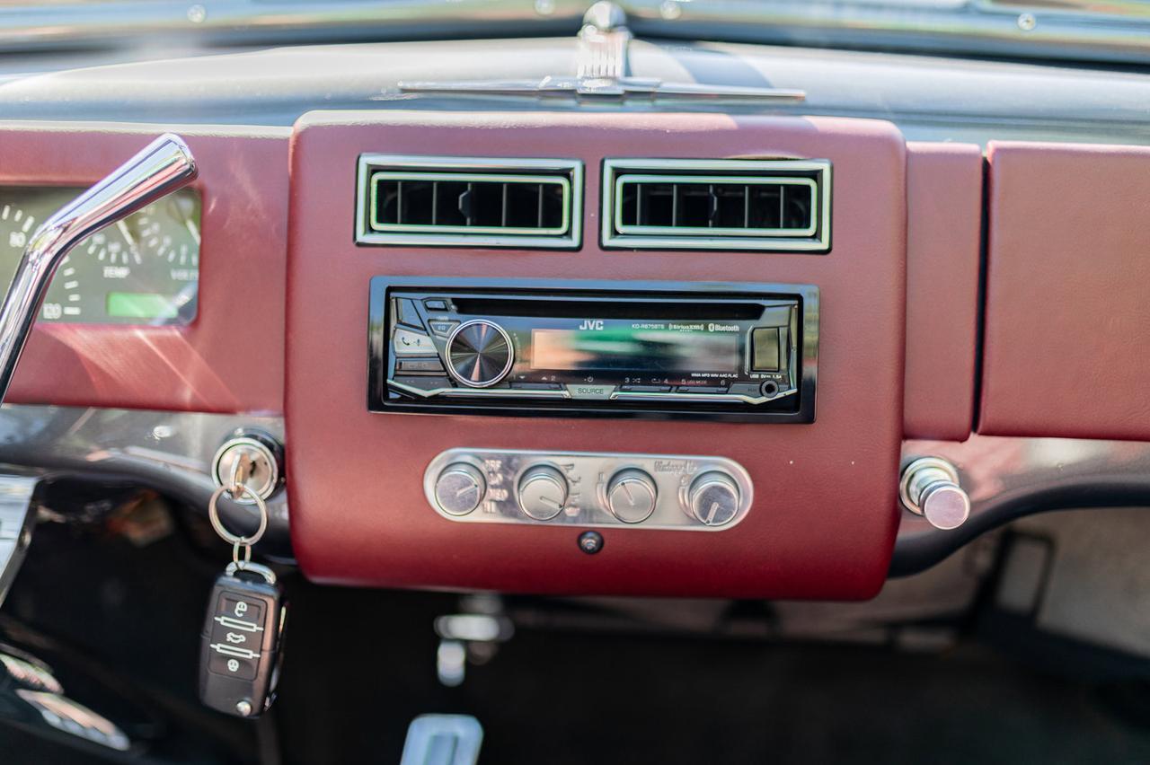 1940 Chevrolet Special Deluxe Cabriolet Custom Red Deer AB