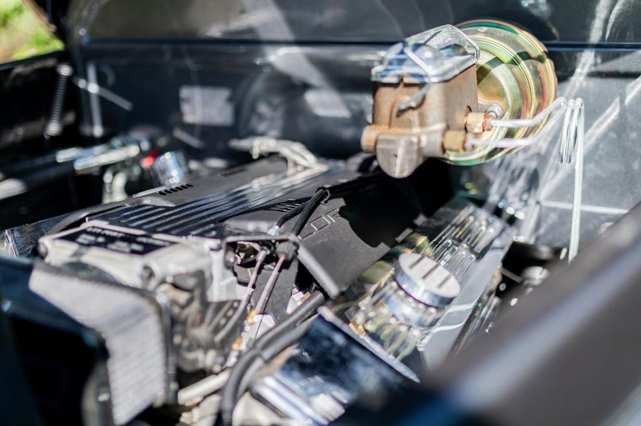 1940 Chevrolet Special Deluxe Cabriolet Custom Red Deer AB