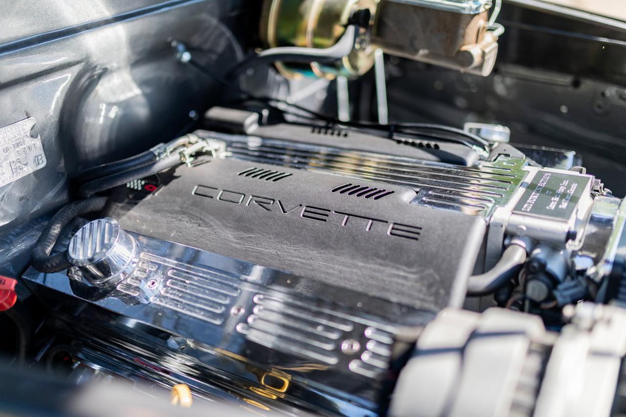 1940 Chevrolet Special Deluxe Cabriolet Custom Red Deer AB