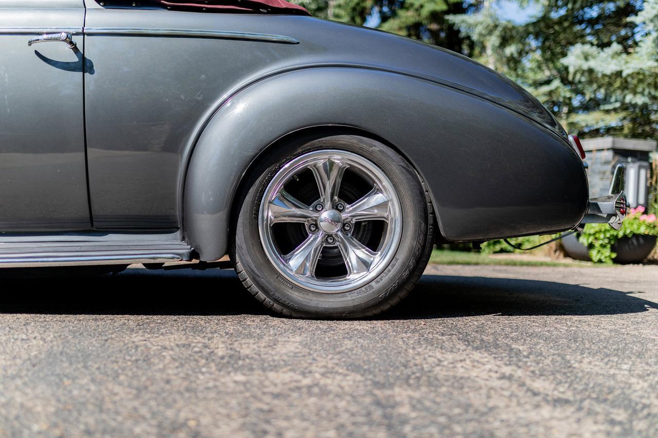 1940 Chevrolet Special Deluxe Cabriolet Custom Red Deer AB