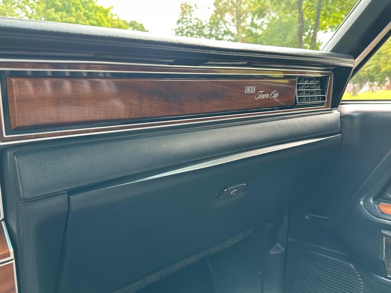 1989 Lincoln Town Car SEDAN Charlton MA