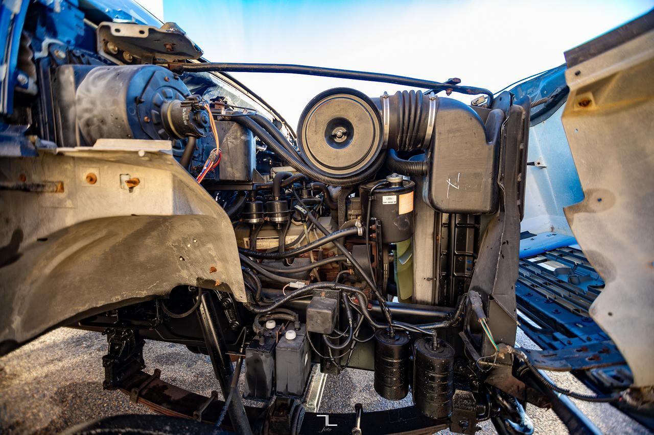 1993 Ford F-700 4x2 Reg Cab 22 Ft. Cube Van Manual Red Deer AB