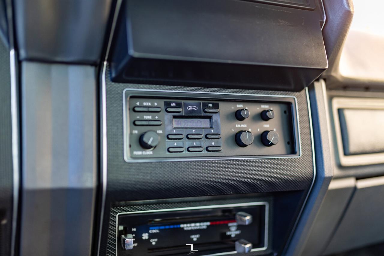 1993 Ford F-700 4x2 Reg Cab 22 Ft. Cube Van Manual Red Deer AB