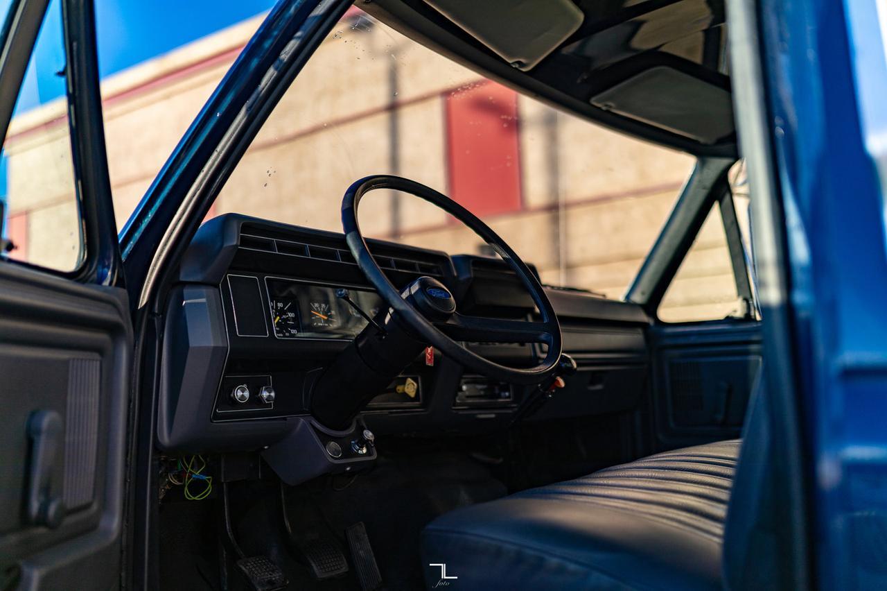 1993 Ford F-700 4x2 Reg Cab 22 Ft. Cube Van Manual Red Deer AB