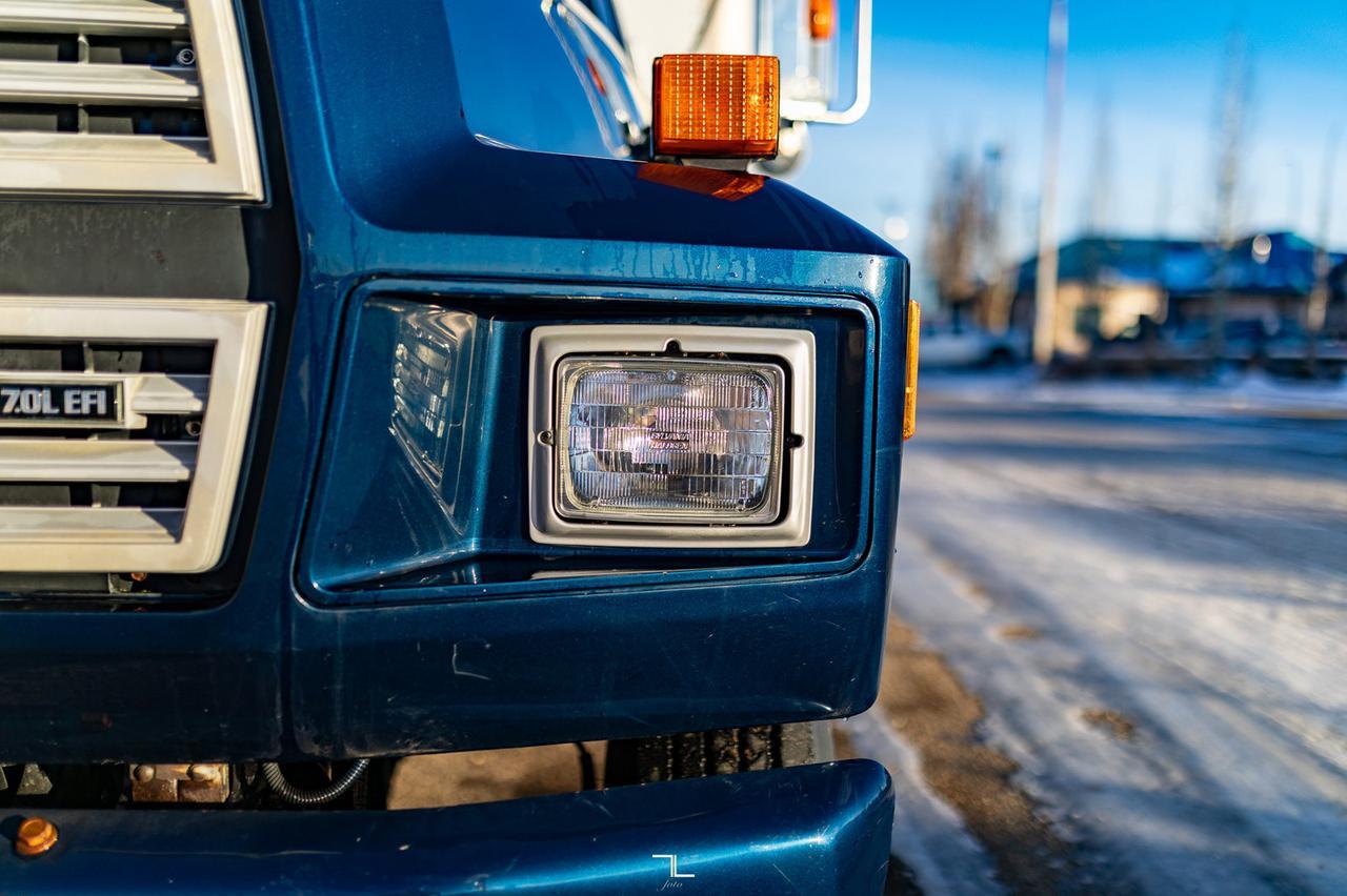 1993 Ford F-700 4x2 Reg Cab 22 Ft. Cube Van Manual Red Deer AB