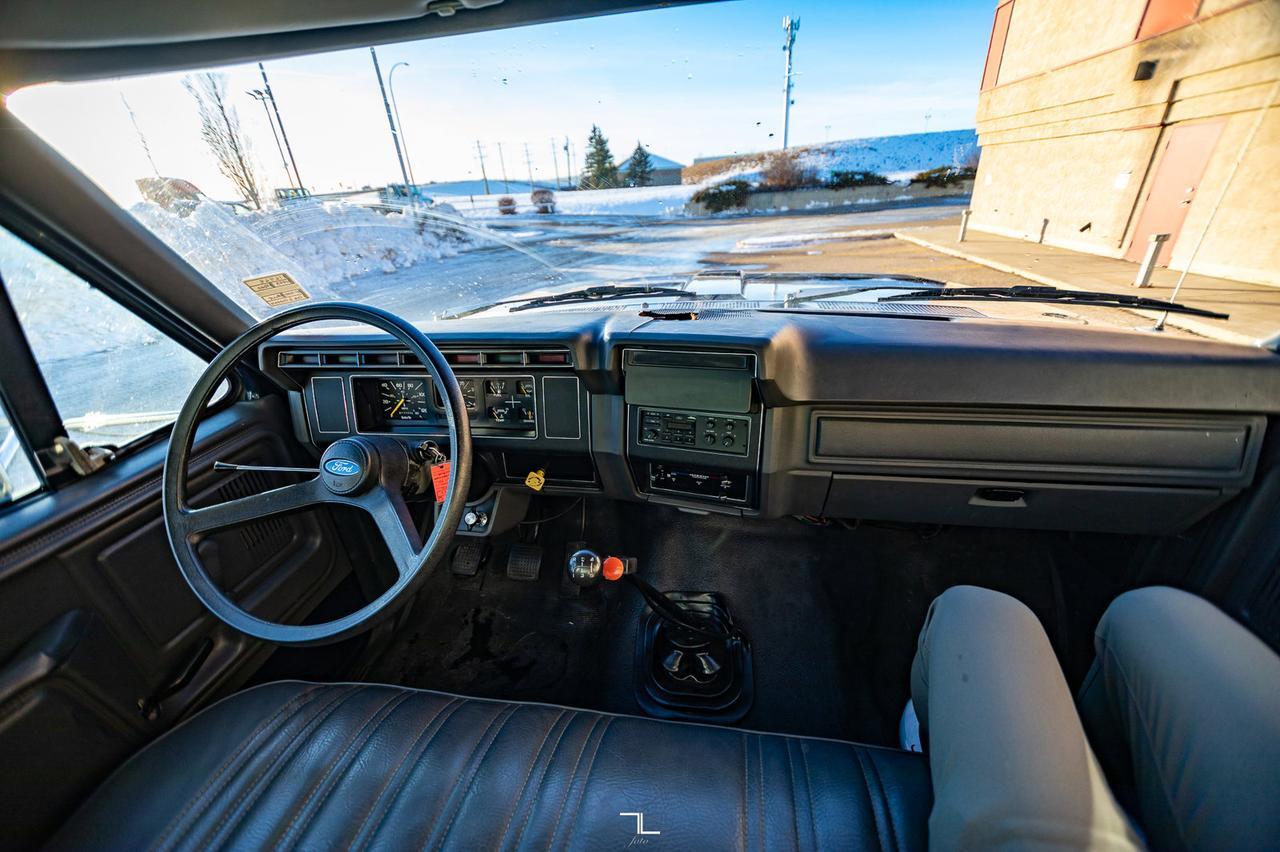 1993 Ford F-700 4x2 Reg Cab 22 Ft. Cube Van Manual Red Deer AB