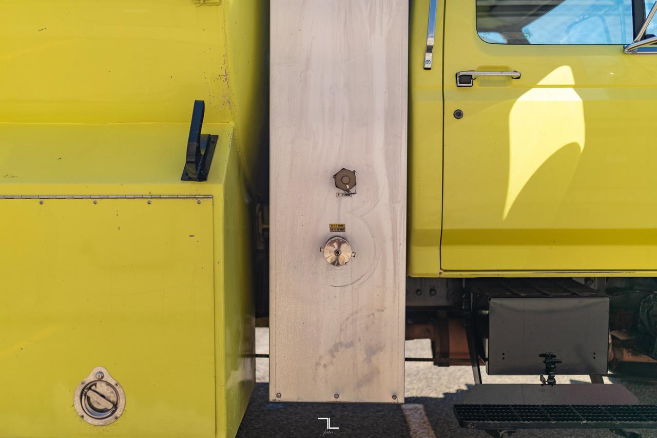 1993 Ford F-700 Daycab Water Tank Truck Manual Red Deer AB