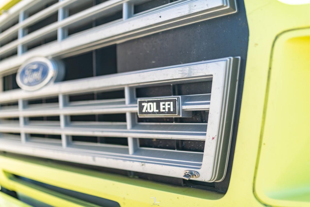 1993 Ford F-700 Daycab Water Tank Truck Manual Red Deer AB