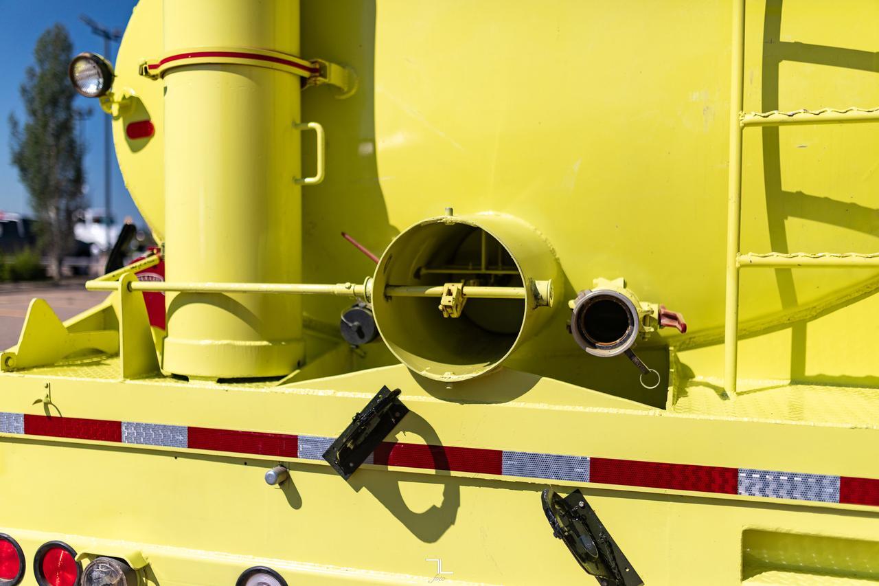 1993 Ford F-700 Daycab Water Tank Truck Manual Red Deer AB