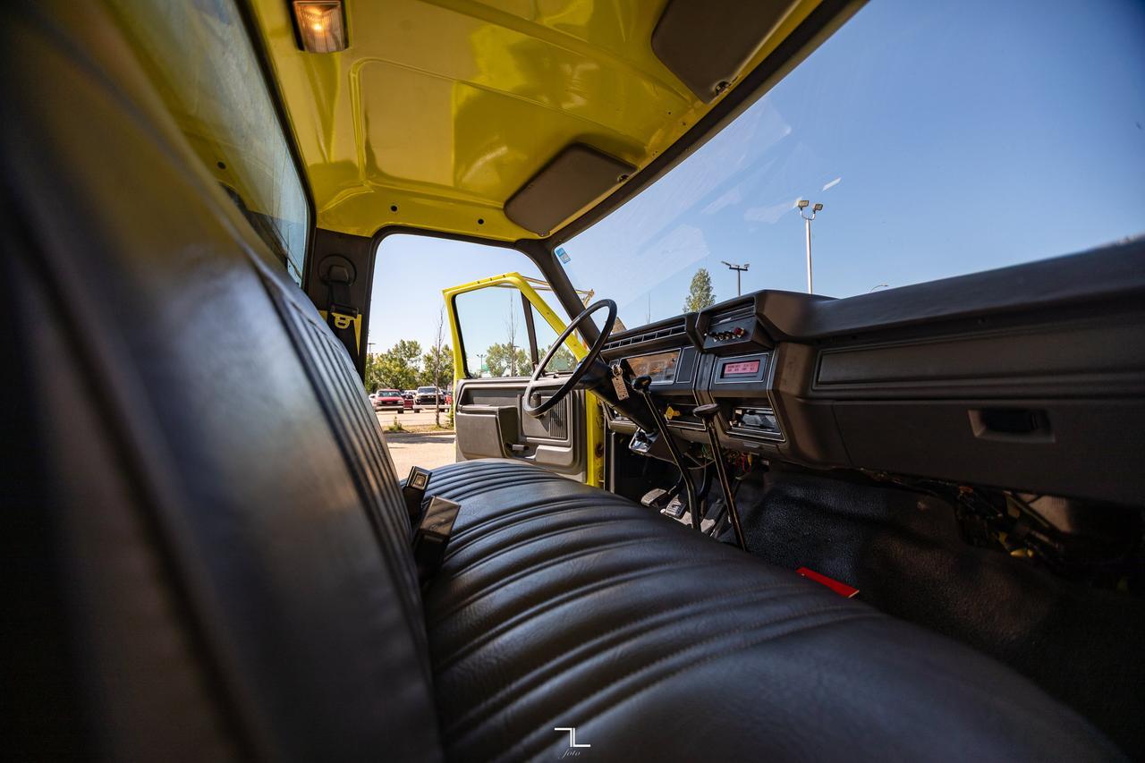 1993 Ford F-700 Daycab Water Tank Truck Manual Red Deer AB