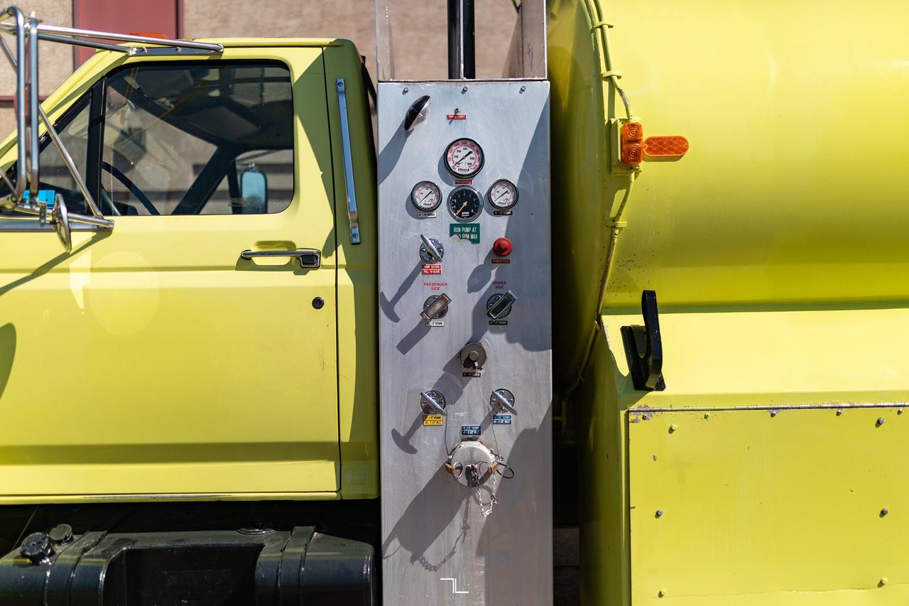 1993 Ford F-700 Daycab Water Tank Truck Manual Red Deer AB