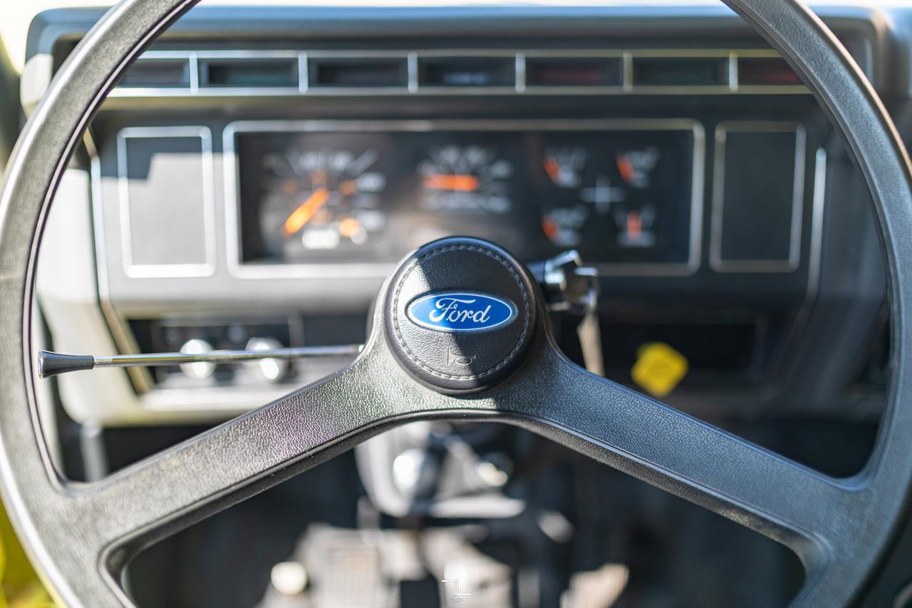 1993 Ford F-700 Daycab Water Tank Truck Manual Red Deer AB