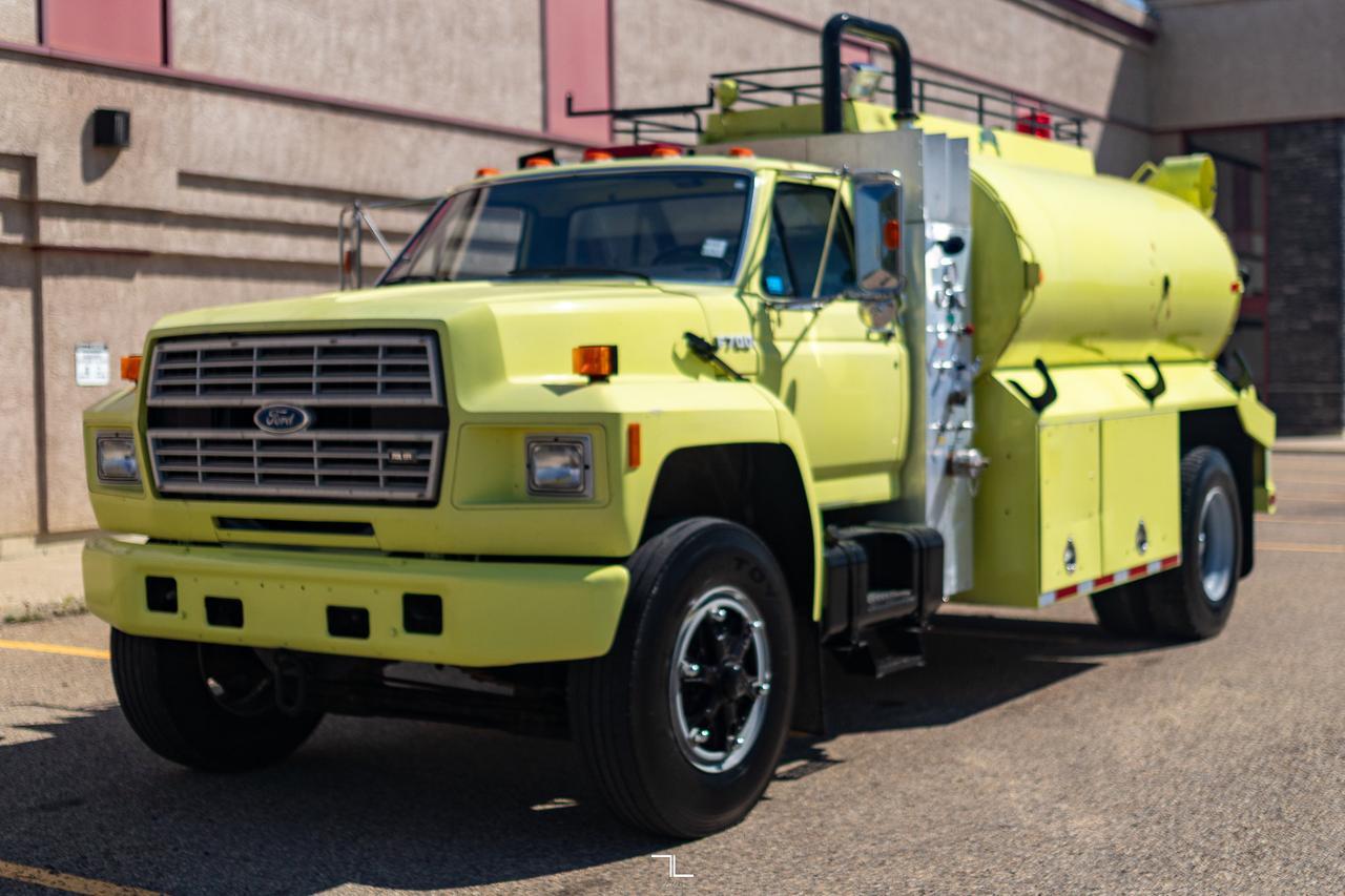 1993 Ford F-700 Daycab Water Tank Truck Manual Red Deer AB