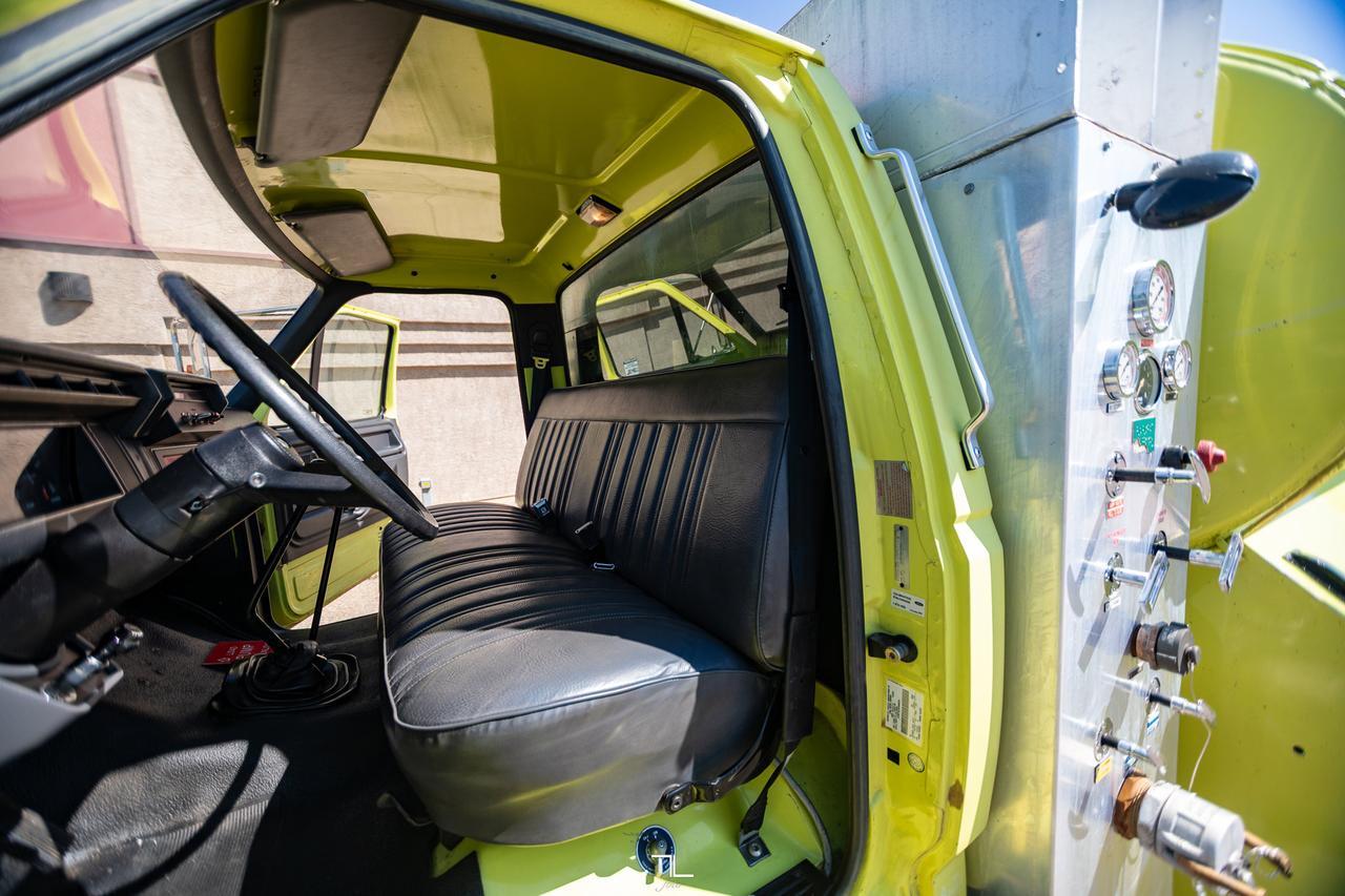 1993 Ford F-700 Daycab Water Tank Truck Manual Red Deer AB