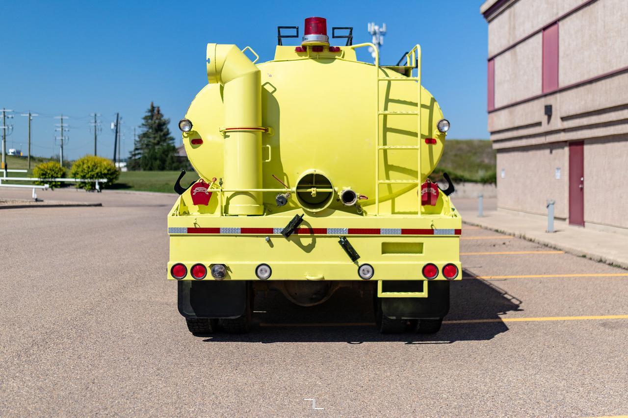 1993 Ford F-700 Daycab Water Tank Truck Manual Red Deer AB