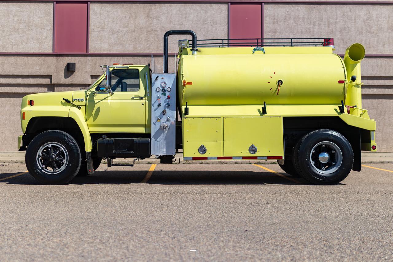 1993 Ford F-700 Daycab Water Tank Truck Manual Red Deer AB