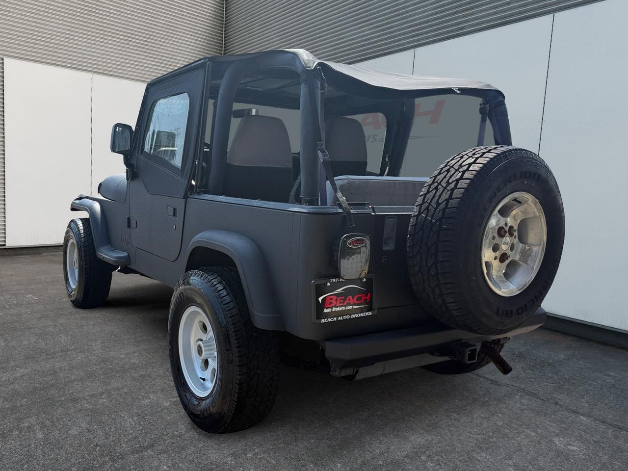 1993 Jeep Wrangler Base, TOW PACKAGE, BRUSH GUARD, SOFT TOP, MANUAL TRANSMISSION, LOW MILES, THIS JEEP IS READY FOR IT'S NECT ADVENTURE!
