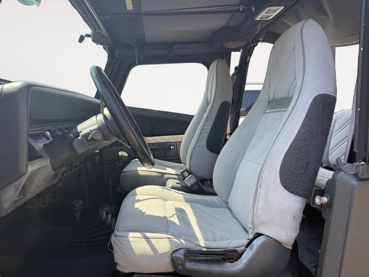 1993 Jeep Wrangler Base, TOW PACKAGE, BRUSH GUARD, SOFT TOP, MANUAL TRANSMISSION, LOW MILES, THIS JEEP IS READY FOR IT'S NECT ADVENTURE!