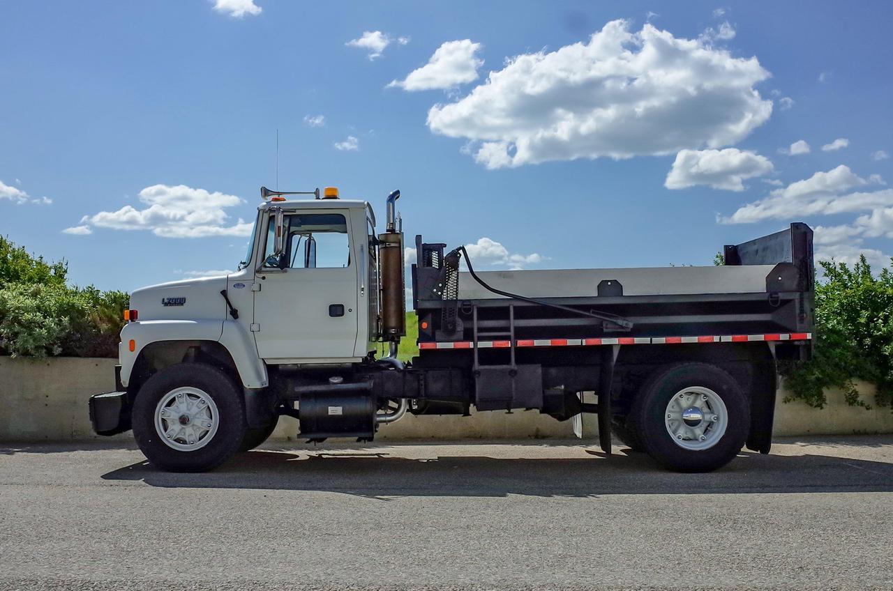 1994 FORD L7000 REG CAB DRW BOX & HOIST Red Deer AB