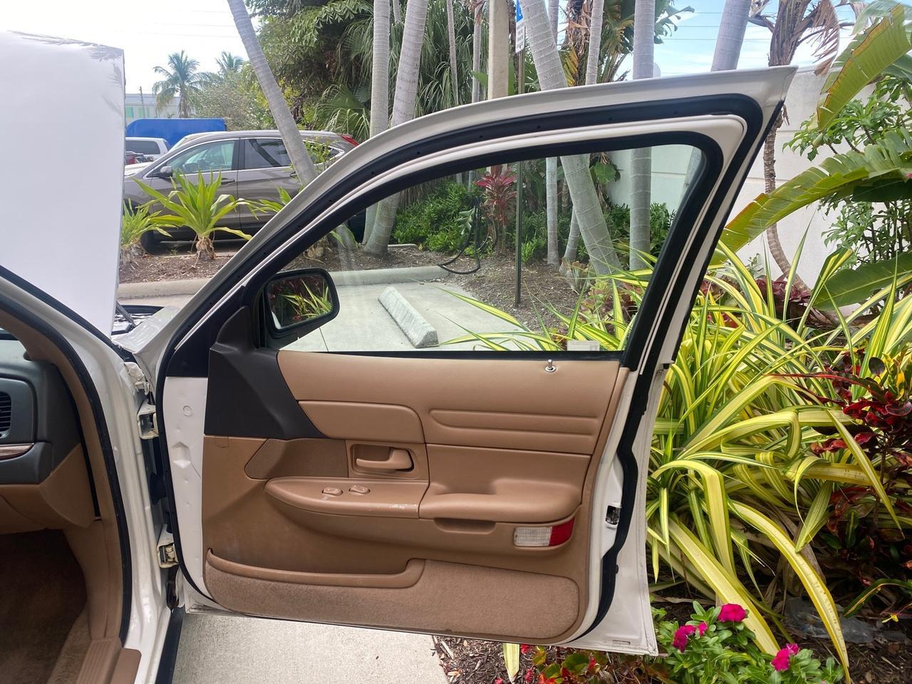 1995 Ford Crown Victoria LOW MILES 43,331 Pompano Beach FL