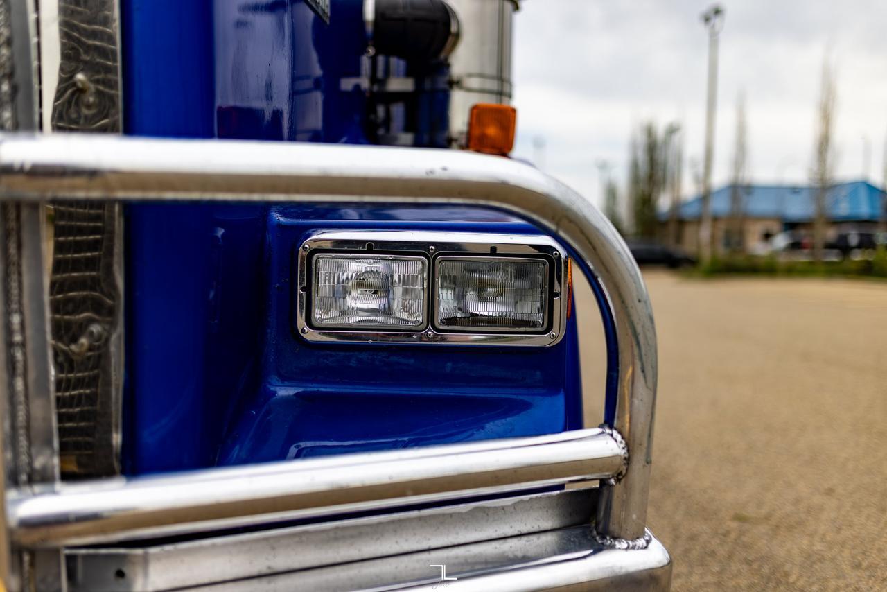1996 Kenworth T-800B Daycab Cab & Chassis Heavy Spec Red Deer AB
