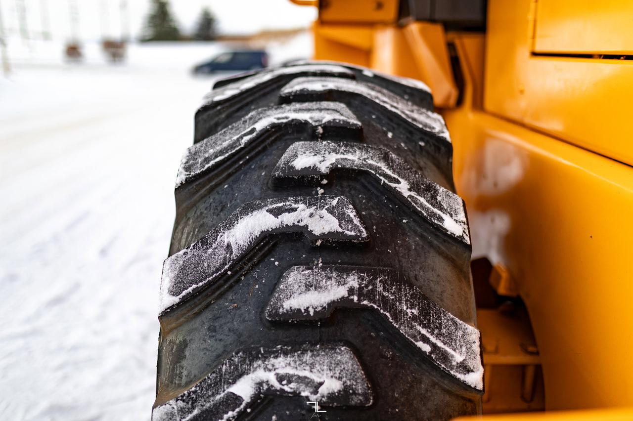 1998 Case 621B XT Wheel Loader Bucket Diesel with 4 Attachments Red Deer AB