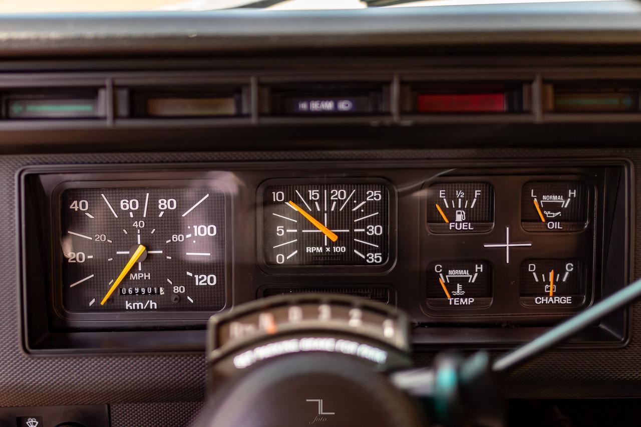 1998 Ford F800 Cab & Chassis Danco 706 Crane Red Deer AB