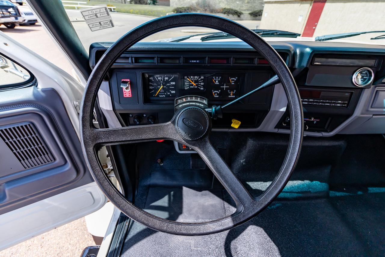 1998 Ford F800 Cab & Chassis Danco 706 Crane Red Deer AB
