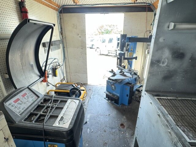 1999 International 16' Wheel & Tire Repair Truck with 5.5' Liftgate Henrico VA