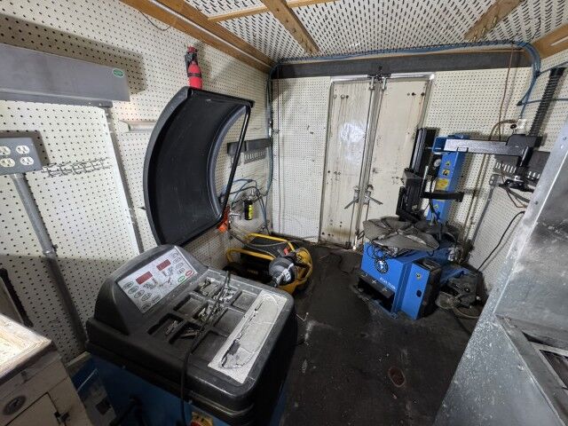 1999 International 16' Wheel & Tire Repair Truck with 5.5' Liftgate Henrico VA