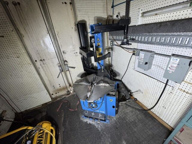 1999 International 16' Wheel & Tire Repair Truck with 5.5' Liftgate Henrico VA