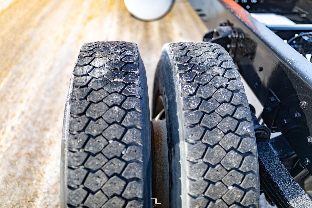 1999 Kenworth T-300 Daycab & Chassis Diesel Manual Red Deer AB