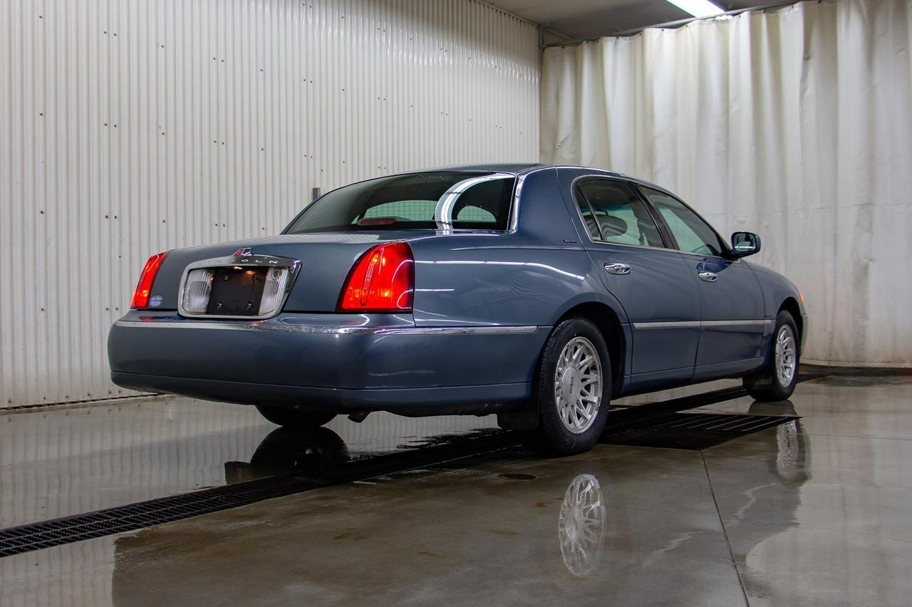 1999 Lincoln Town Car Signature Leather Heated Seats Red Deer AB