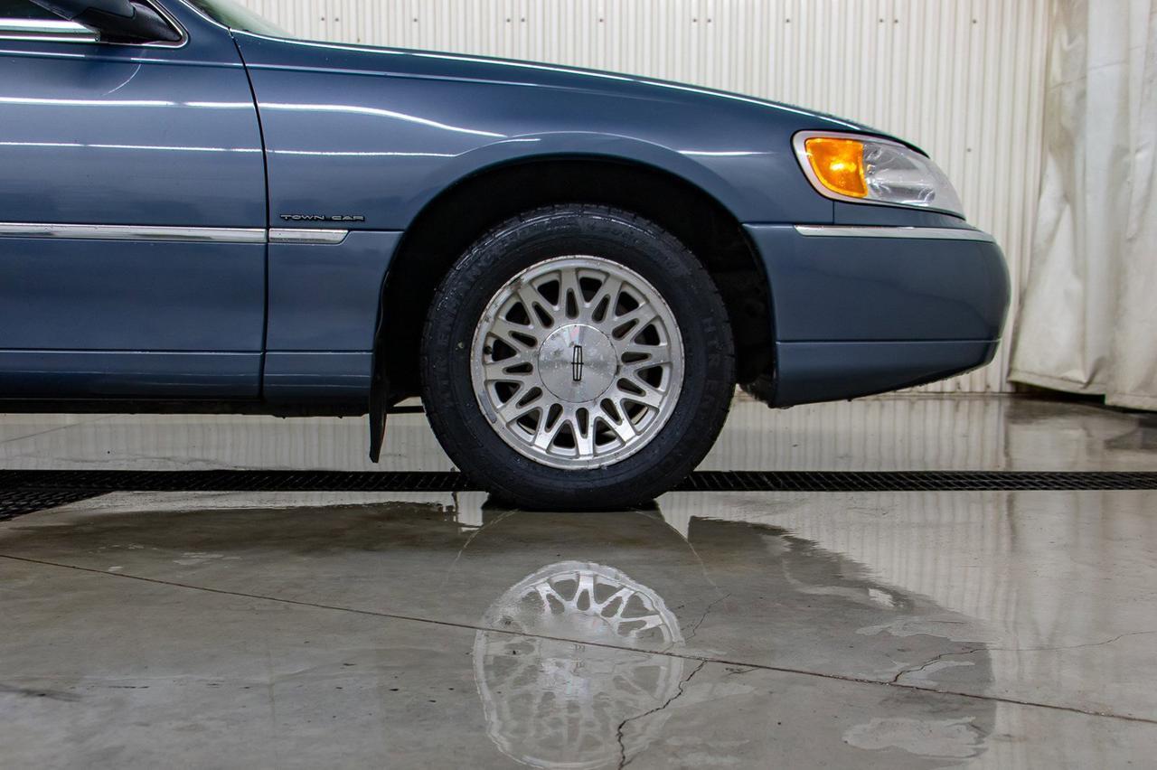 1999 Lincoln Town Car Signature Leather Heated Seats Red Deer AB