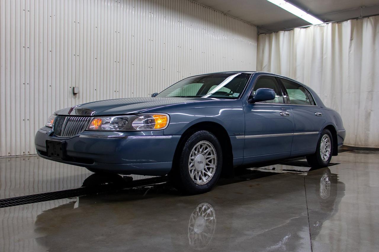 1999 Lincoln Town Car Signature Leather Heated Seats Red Deer AB