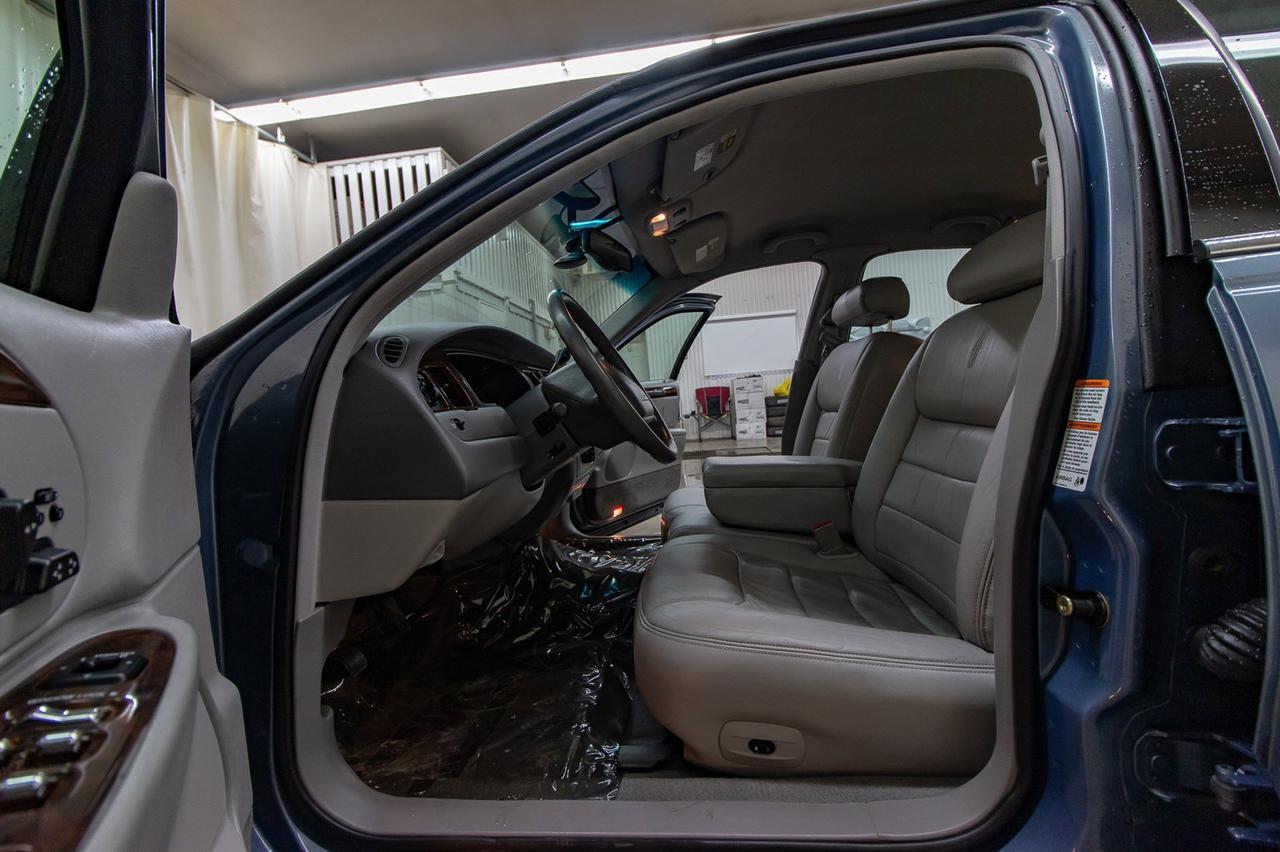 1999 Lincoln Town Car Signature Leather Heated Seats Red Deer AB