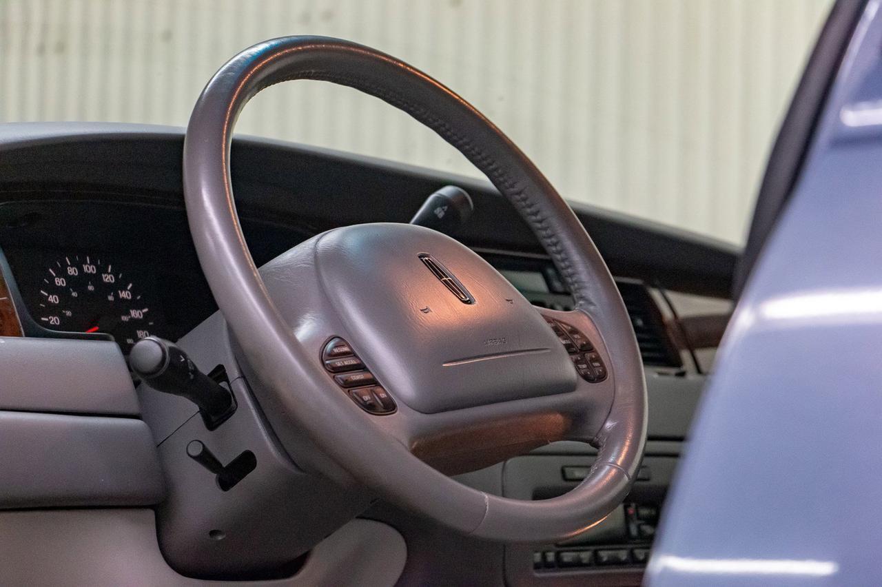 1999 Lincoln Town Car Signature Leather Heated Seats Red Deer AB